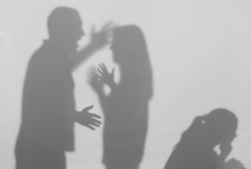 Sombras reflejando conflicto y tensión, ilustrando un ambiente invalidante con tu psicóloga en Marbella