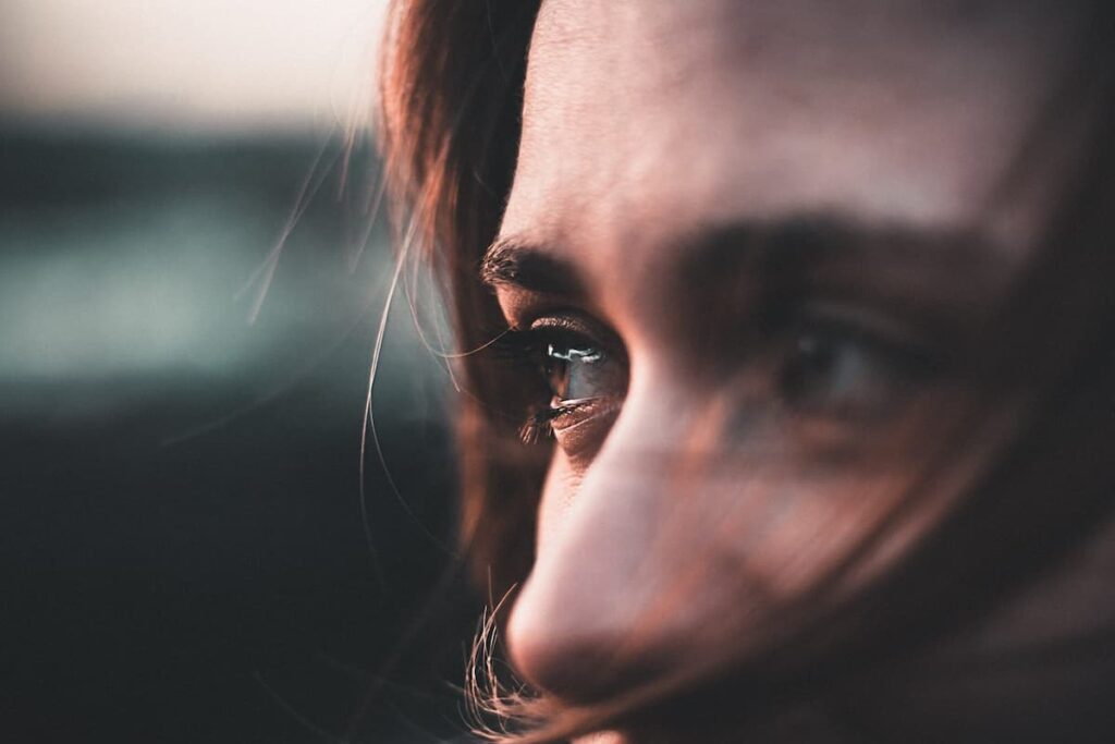Primer plano de una persona con la mirada intensa, reflejando la desregulación emocional y la terapia en Marbella