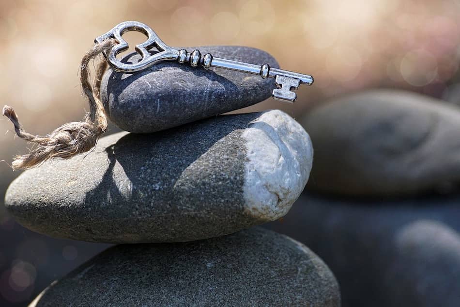 Llave sobre piedras apiladas, símbolo de los aprendizajes y claves adquiridas en tu terapia en Marbella
