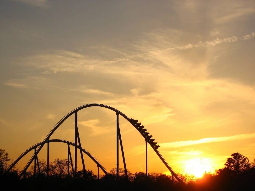 Montaña rusa al atardecer, metáfora de la inestabilidad emocional tratada por tu psicóloga en Marbella.
