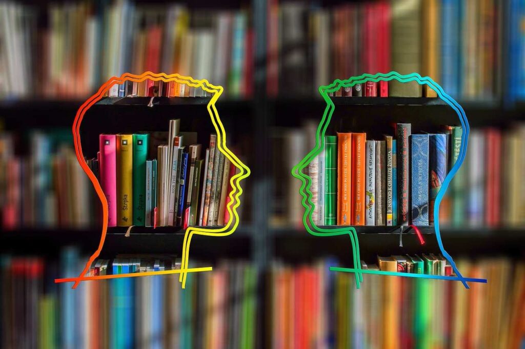 Perfiles humanos frente a libros, reflejando el objetivo de la terapia psicológica presencial u online en Marbella.