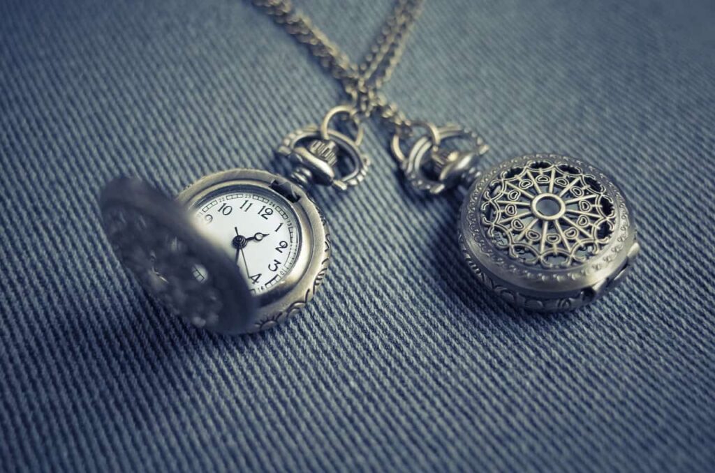 Relojes de bolsillo que simbolizan el paso del tiempo y los cambios en la psicología de la salud con tu psicóloga en Marbella.