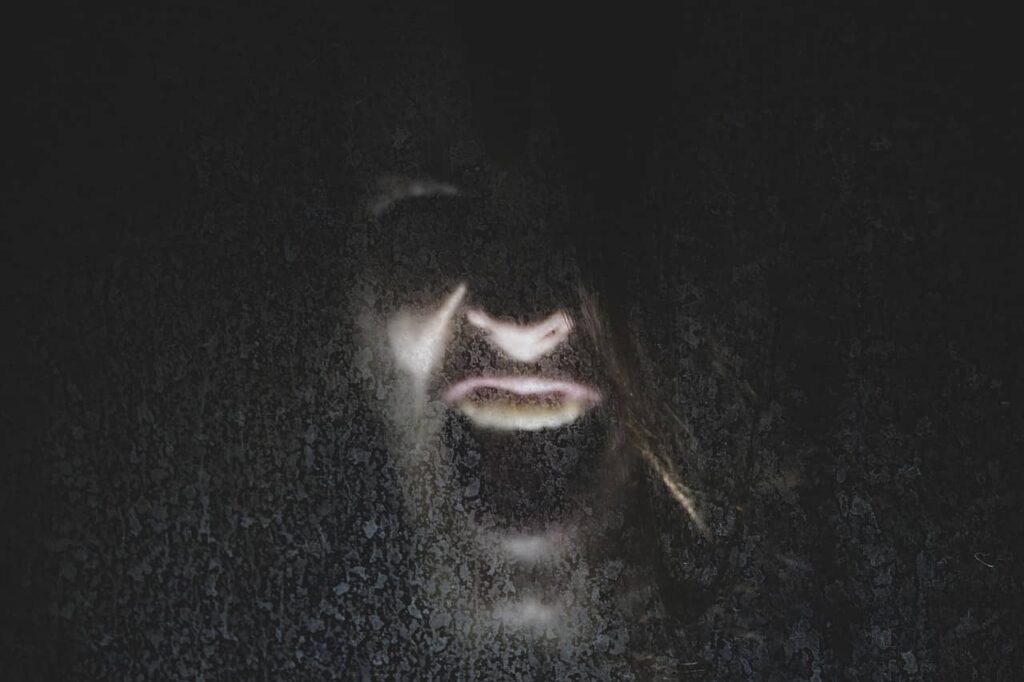 Rostro difuminado gritando, representación de la ira tratada con psicología conductual por tu psicóloga en Marbella.