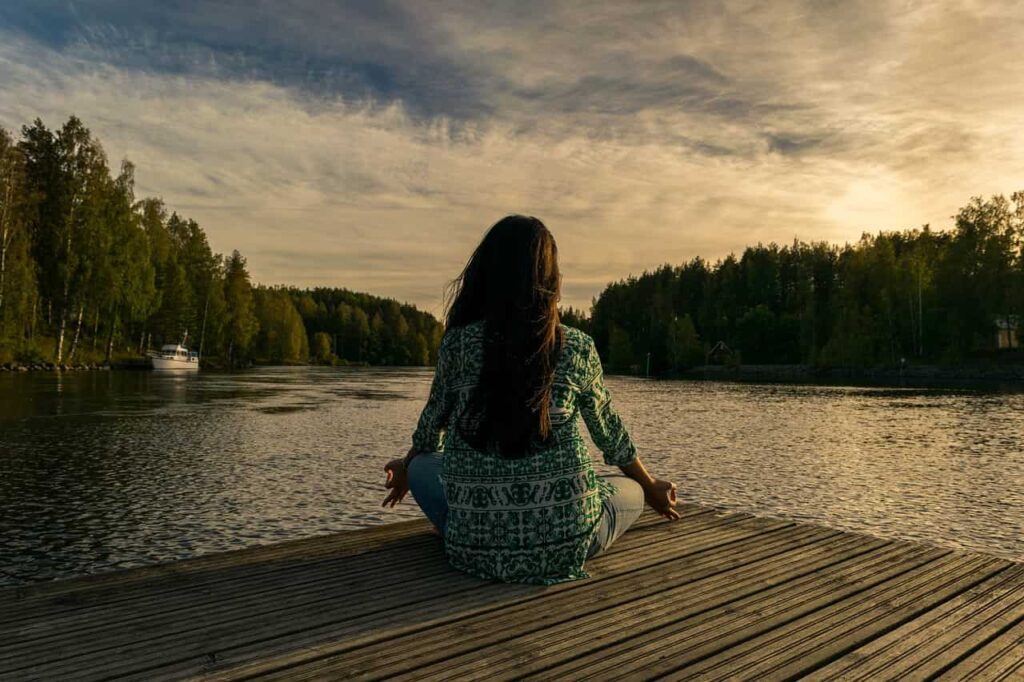 Mujer meditando en paz, superando el trastorno de desregulación disruptiva del estado de ánimo con tu psicóloga en Marbella.