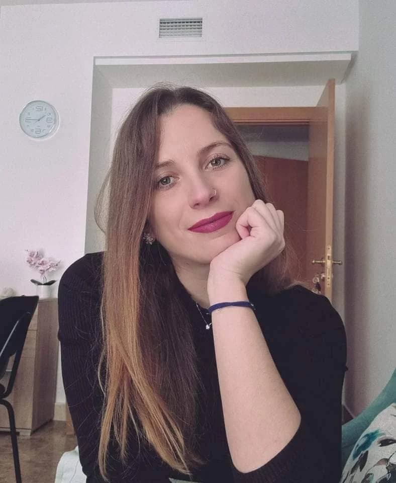Leticia Aguilar, psicóloga clínica en Marbella, especializada en terapia cognitivo conductual y atención psicológica personalizada.