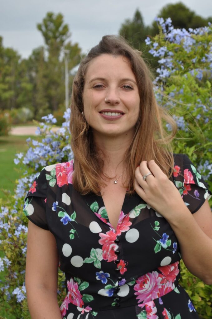 Retrato de Leticia Aguilar, psicóloga en Marbella especializada en terapia cognitivo conductual y bienestar emocional.