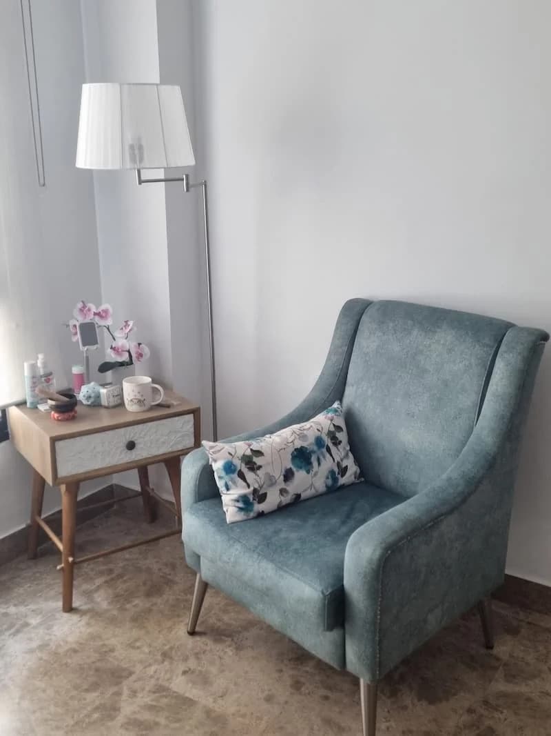 Sillón de paciente en la consulta de nuestro terapeuta en Marbella, un espacio ideal para el tratamiento psicológico.
